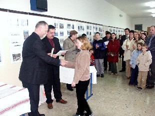 Ana Zvonar prima bronanu plaketu uz prisustvo roditelja, mentora i ravnatelja O koje su sudjelovale u natjeaju.