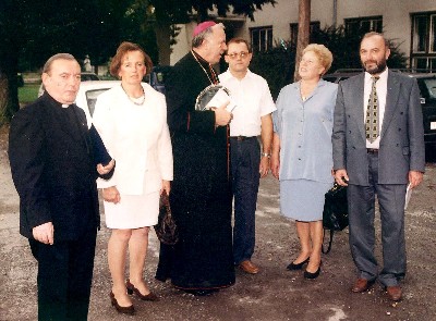 Biskup Jezerinac u drutvu sa predstavnicima kole i politikog ivota nae Opine.
